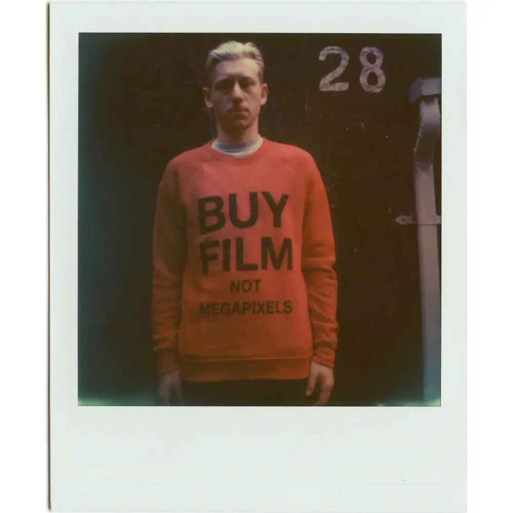BUYFILM_RED_CREW_ROB